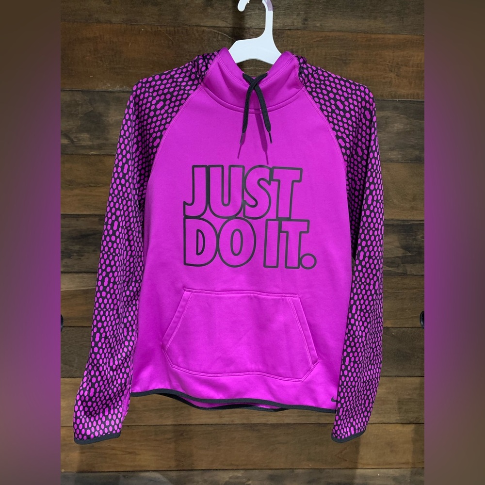 Nike woman’s therma fit hoodie size medium